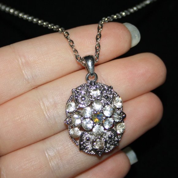 Stunning silver and rhinestone necklace nwot